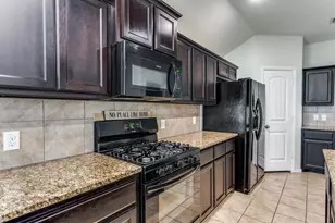 553 Vickie St, Crowley, TX 76036 - Photo 12