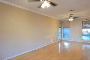 9807 Sunrise Ct, Irving, TX 75063 - Photo 4