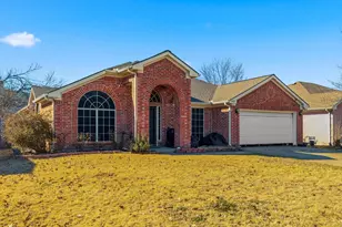 6410 St Alban Ct, Arlington, TX 76001 - Photo 2
