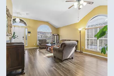 6410 St Alban Court, Arlington, TX 76001 - Photo 6