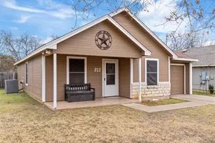 812 Barber Ave, Cleburne, TX 76031 - Photo 2