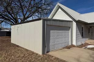 611 N Stratton St, Seymour, TX 76380 - Photo 2