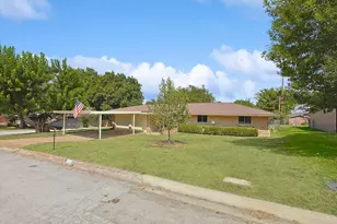 1401 S Stratton St, Decatur, TX 76234 - Photo 2