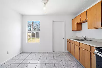 3221 Schieffer Avenue, Fort Worth, TX 76110 - Photo 6