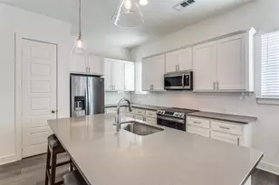 2812 Addison Park Ln, Fort Worth, TX 76110 - Photo 8