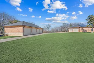 208 Highpoint Cir, Valley View, TX 76272 - Photo 4
