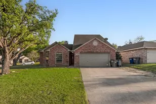 400 Buckskin Dr, Red Oak, TX 75154 - Photo 2