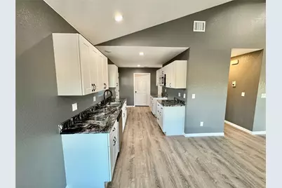 200 Lois Circle, Granbury, TX 76049 - Photo 10