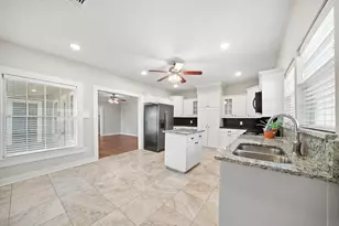 712 W Knox St, Ennis, TX 75119 - Photo 12