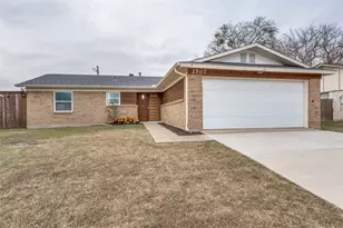 2507 Hightrail Dr, Carrollton, TX 75006 - Photo 2