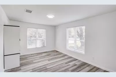 322 NE 29th Street, Grand Prairie, TX 75050 - Photo 4