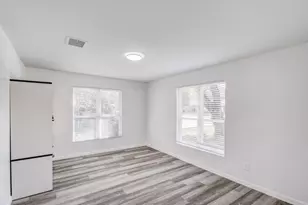 322 NE 29th St, Grand Prairie, TX 75050 - Photo 4