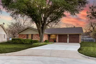 521 Val Oaks Ct, Hurst, TX 76053 - Photo 2