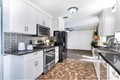 521 Val Oaks Court, Hurst, TX 76053 - Photo 10