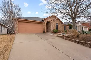 1029 Hidden Lake Dr, Burleson, TX 76028 - Photo 2