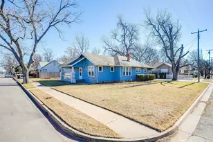 911 W Chambers St, Cleburne, TX 76033 - Photo 4