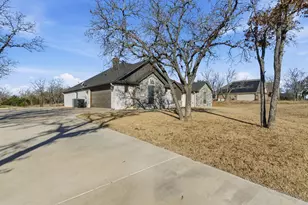 1025 Churchill Ln, Millsap, TX 76066 - Photo 2