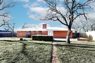 1403 Hulme St, Bowie, TX 76230 - Photo 32