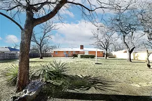 1403 Hulme St, Bowie, TX 76230 - Photo 30