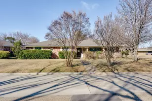 2422 Nottingham Pl, Grand Prairie, TX 75050 - Photo 2