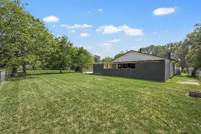 117 W Craven Avenue, Lacy Lakeview, TX 76705 - Photo 22