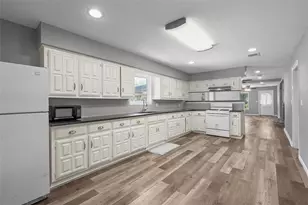 117 W Craven Ave, Lacy Lakeview, TX 76705 - Photo 6