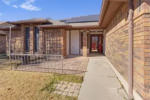 6300 Aires Dr, Arlington, TX 76001 - Photo 2