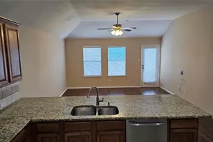 1017 Pebblecreek Dr, Burleson, TX 76028 - Photo 10