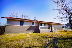 202 N 10th St, Jacksboro, TX 76458 - Photo 4