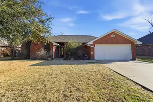 1461 Oakwood Dr, Stephenville, TX 76401 - Photo 1