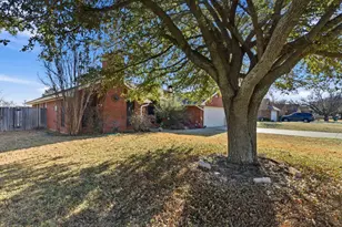 1461 Oakwood Dr, Stephenville, TX 76401 - Photo 2