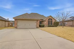 913 Raenae Dr, Burleson, TX 76028 - Photo 2