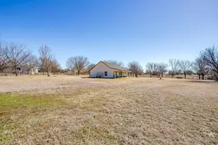 301 Willow Cir, Springtown, TX 76082 - Photo 4