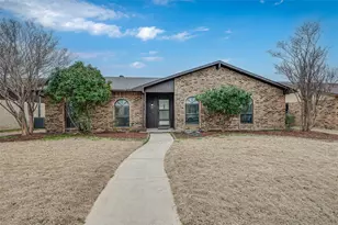 2212 Grapevine Ln, Carrollton, TX 75007 - Photo 2