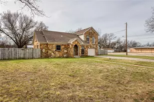 833 W Live Oak St, Jacksboro, TX 76458 - Photo 4