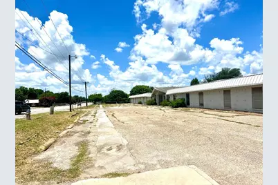 1108 W Kilpatrick Street, Cleburne, TX 76033 - Photo 8