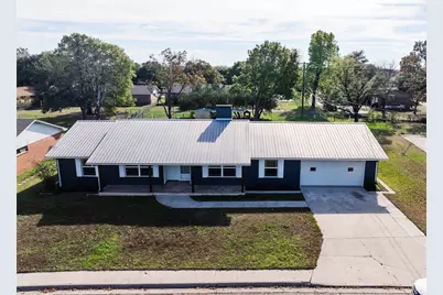 1911 College Street, Gainesville, TX 76240 - Photo 2