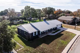1911 College St, Gainesville, TX 76240 - Photo 4