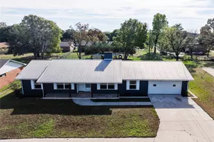 1911 College St, Gainesville, TX 76240 - Photo 1