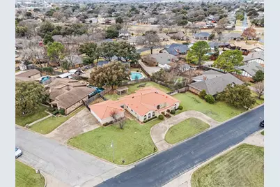 137 E Louella Drive, Hurst, TX 76054 - Photo 4