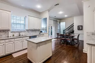 1718 E Branch Hollow Dr, Carrollton, TX 75007 - Photo 10