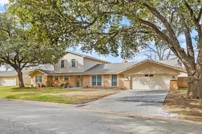 4013 Golden Oaks Drive, Haltom City, TX 76117 - Photo 2