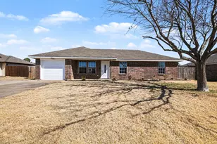 1307 Lynnwood Dr, Cleburne, TX 76033 - Photo 2