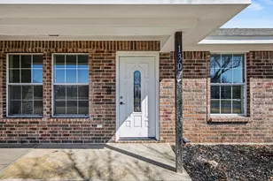 1307 Lynnwood Dr, Cleburne, TX 76033 - Photo 4