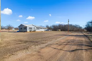 305 Cheyenne Dr, Runaway Bay, TX 76426 - Photo 2