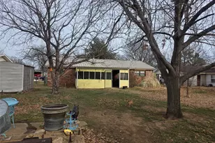 506 Hall St, Graham, TX 76450 - Photo 4