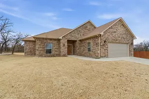 2201 Springhill Ct, Mineral Wells, TX 76067 - Photo 2