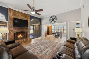 2004 W Spanish Trail Dr, Granbury, TX 76048 - Photo 2