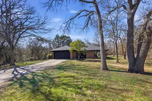 2004 W Spanish Trail Dr, Granbury, TX 76048 - Photo 4