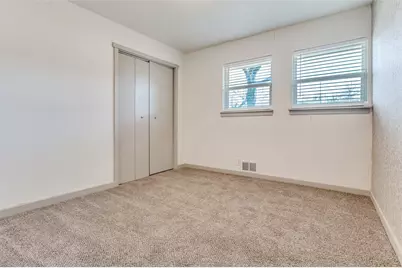 529 NE 4th Street, Grand Prairie, TX 75050 - Photo 16